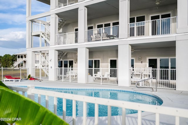 view of swimming pool