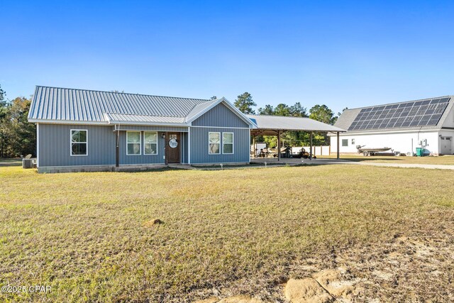 view of front of property featuring a front yard and a carport