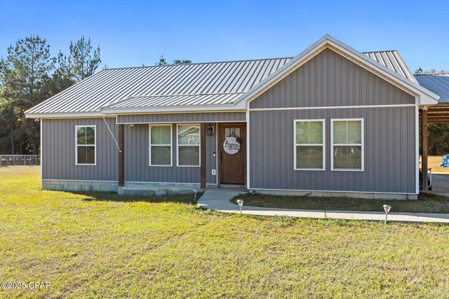 view of front facade featuring a front yard