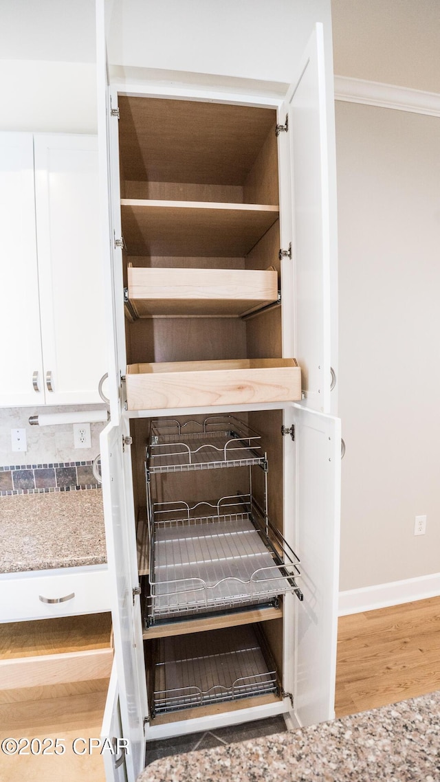 details featuring hardwood / wood-style floors