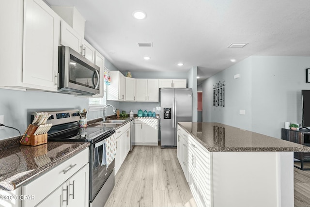 3111 E 2nd Plz, Panama City, FL 32401 - kitchen featuring stainless steel appliances, a sink, a kitchen island, light wood finished floors, and recessed lighting