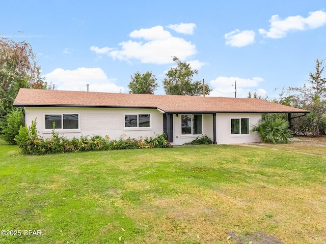 ranch-style home featuring a front lawn