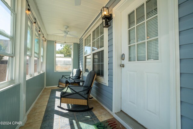 sunroom featuring ceiling fan