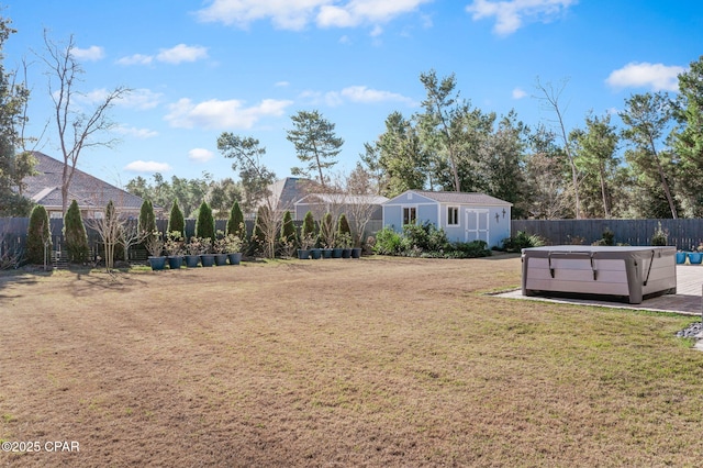 view of yard with a hot tub