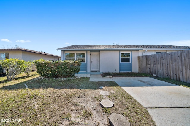 view of front facade featuring a front yard