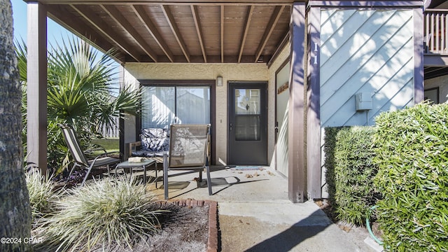 view of exterior entry featuring stucco siding