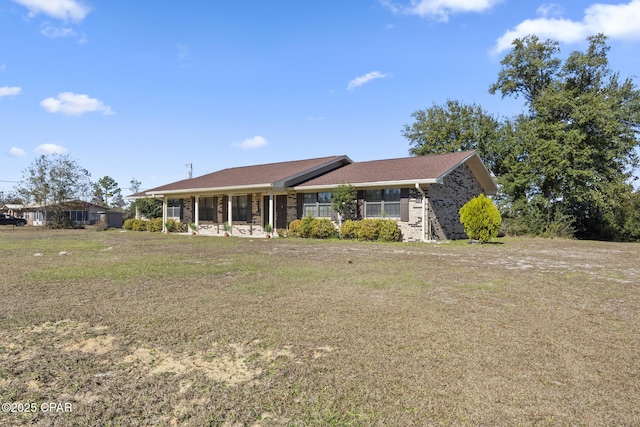 single story home with a front lawn