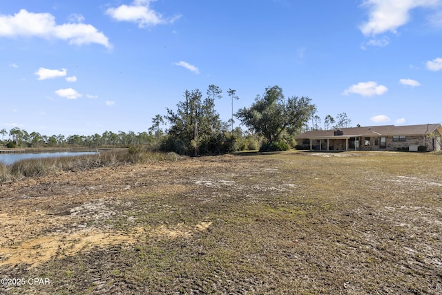 view of yard featuring a water view