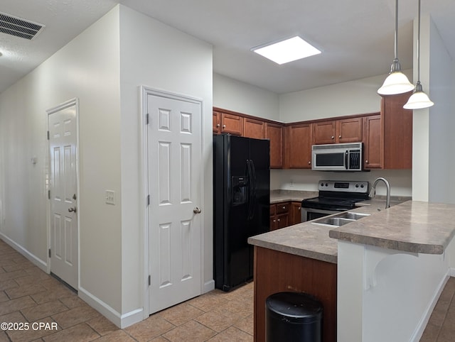 kitchen with sink, appliances with stainless steel finishes, decorative light fixtures, kitchen peninsula, and a breakfast bar area