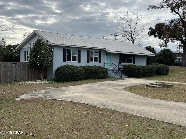 view of front of house featuring a front yard