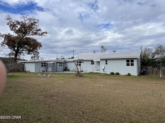 back of house featuring a lawn