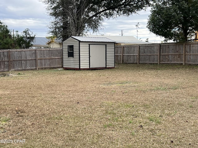 view of yard featuring a shed