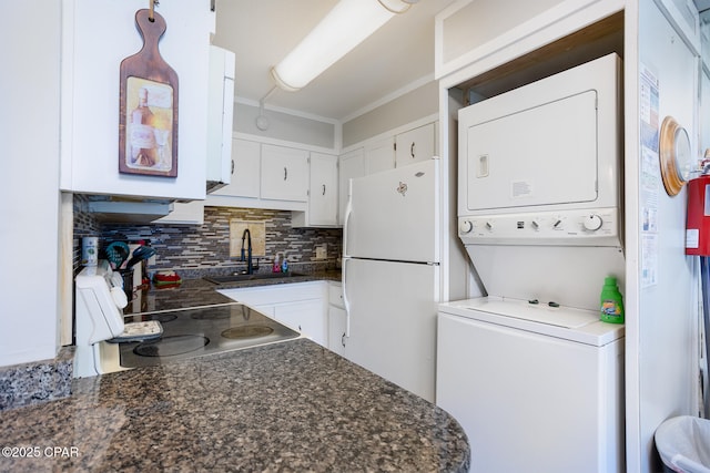 washroom featuring sink, ornamental molding, and stacked washer and dryer