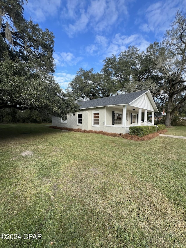 view of front of property featuring a front lawn and a porch