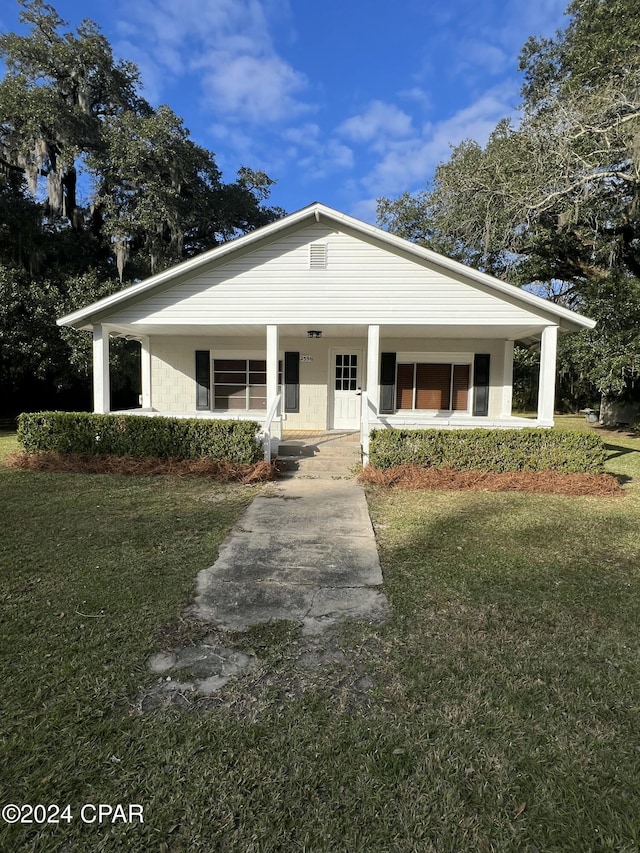 view of front of house featuring a front lawn and a porch