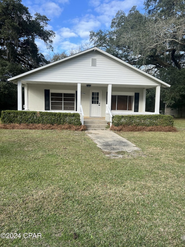 view of front facade featuring a front yard and covered porch