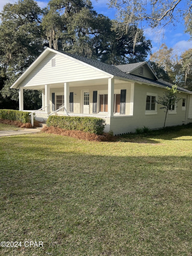 view of front of house featuring a front lawn and covered porch