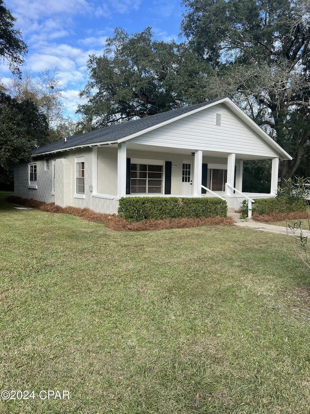 view of front facade with a front lawn and covered porch