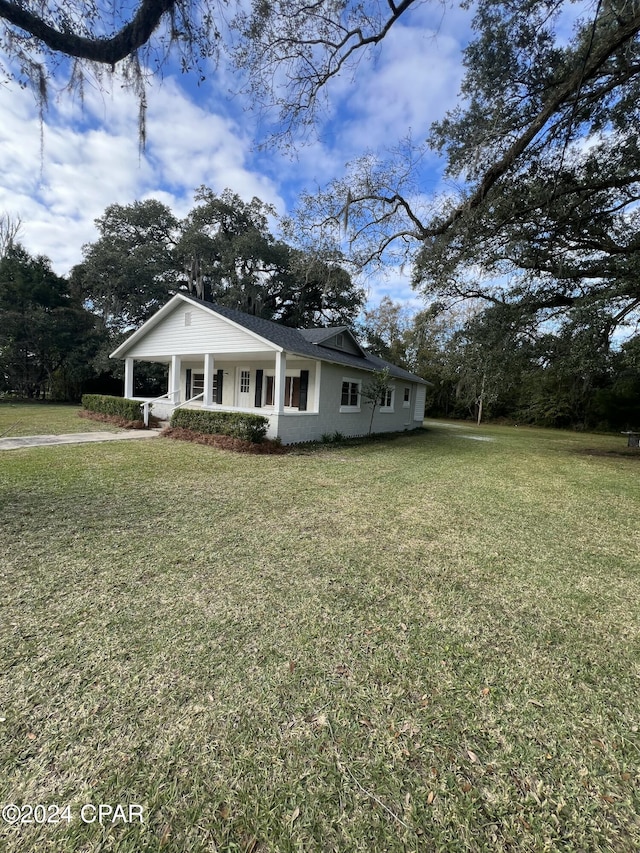 view of front facade featuring covered porch and a front lawn