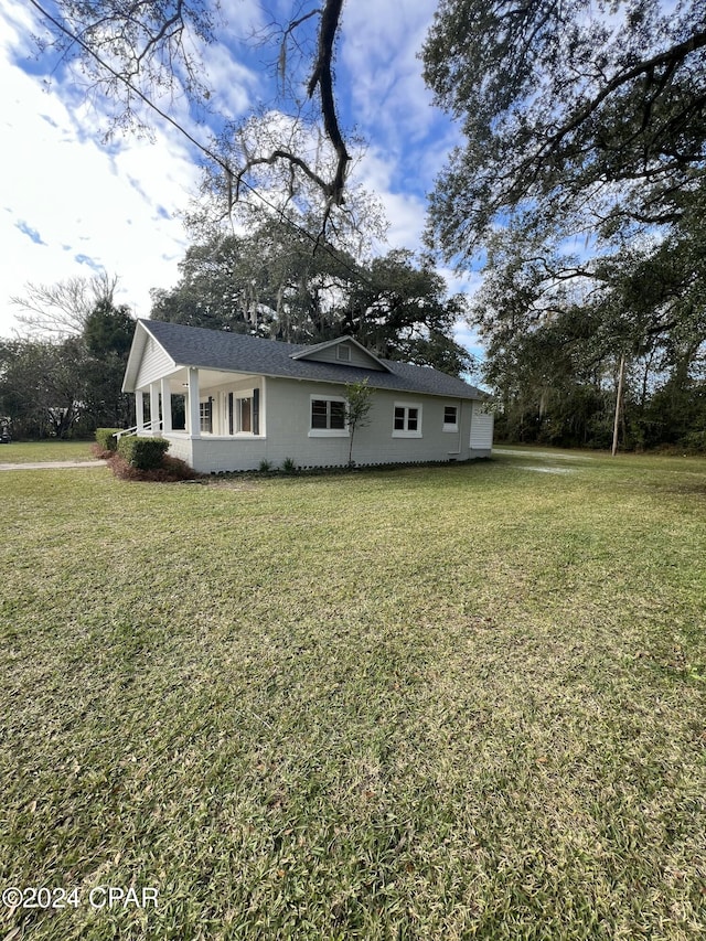 view of side of property featuring a lawn