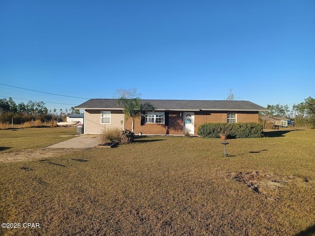 single story home with a front yard