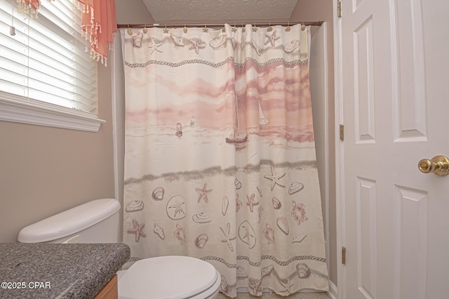 full bath featuring a textured ceiling, toilet, vanity, and a shower with curtain