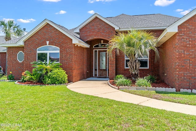 view of front of property featuring a front lawn