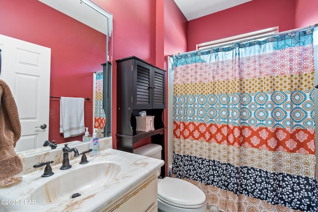 bathroom with a shower with curtain, vanity, and toilet