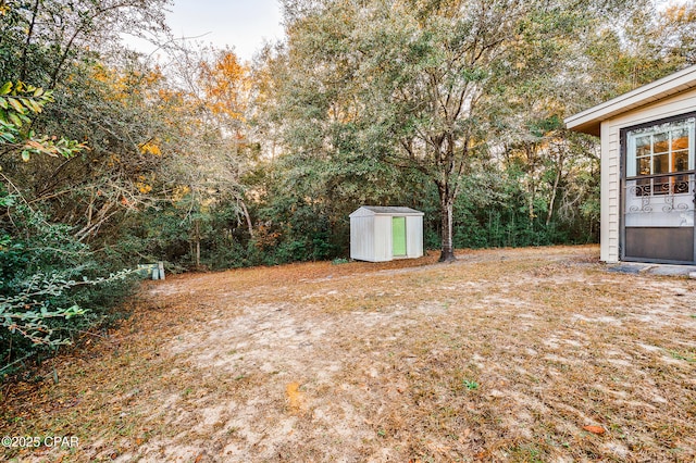 view of yard featuring an outdoor structure and a shed