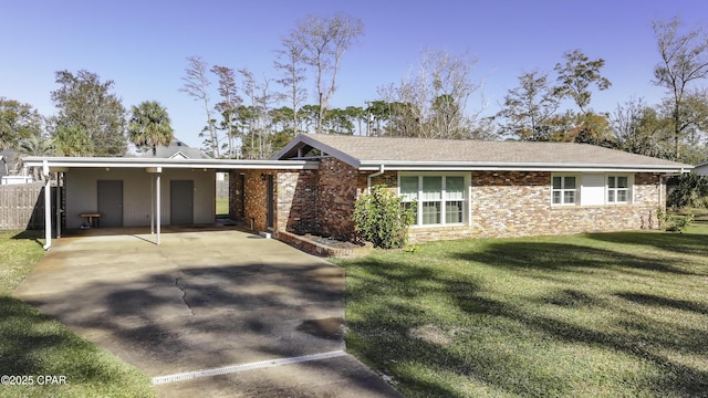 view of front of home featuring a carport and a front lawn