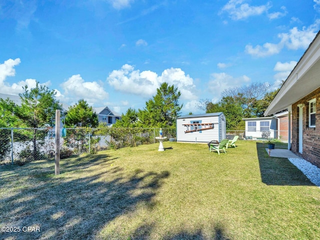 view of yard featuring an outbuilding