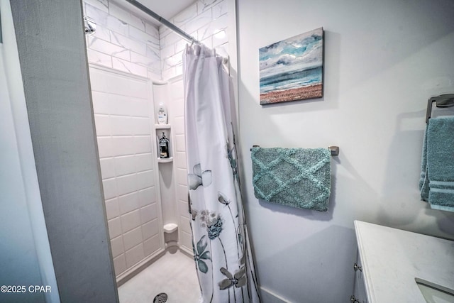 bathroom featuring a shower with shower curtain