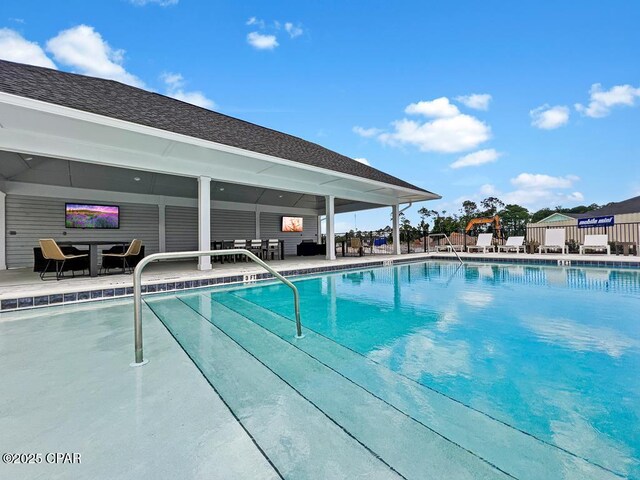 view of swimming pool featuring a patio