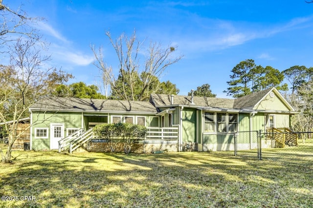 view of front of property featuring a front yard