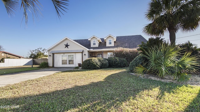 view of front of house featuring a front lawn