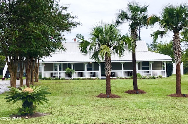 farmhouse-style home featuring a front yard