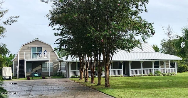 view of front of house featuring a porch and a front lawn