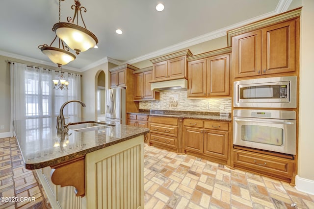 kitchen with sink, crown molding, appliances with stainless steel finishes, tasteful backsplash, and decorative light fixtures