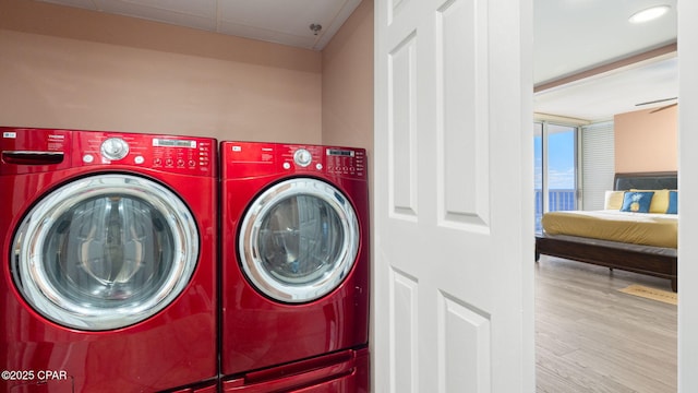 washroom featuring washer and dryer, light wood-type flooring, and ceiling fan