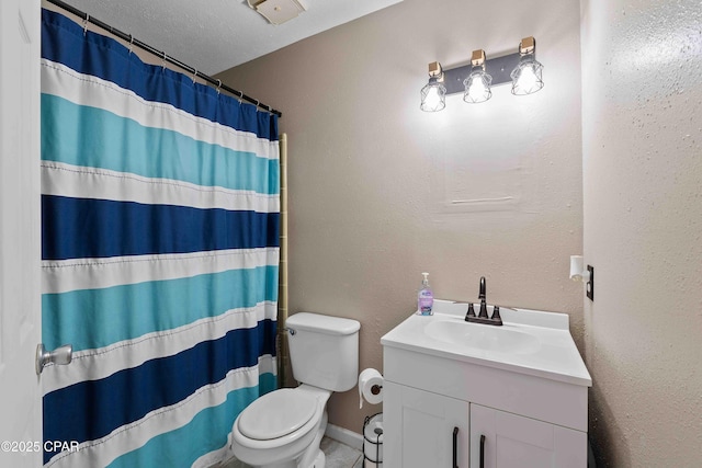 full bathroom featuring a textured ceiling, curtained shower, toilet, vanity, and baseboards