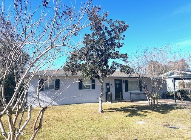 view of front of property featuring a front lawn