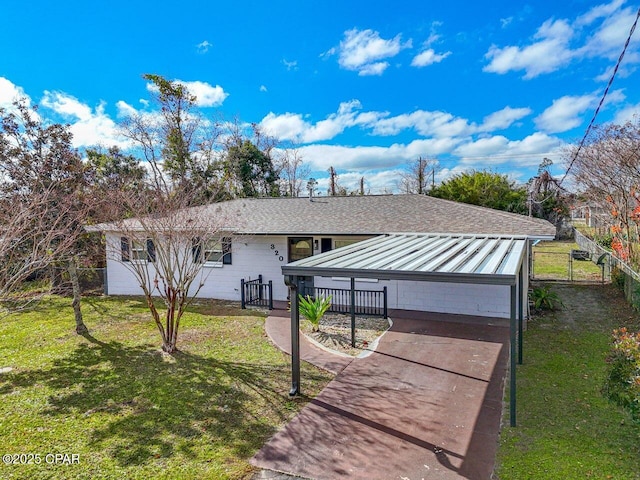 single story home with a shingled roof, metal roof, a standing seam roof, fence, and a front lawn