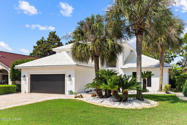 view of front of property featuring a front yard and a garage