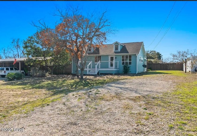 cape cod-style house featuring a front yard