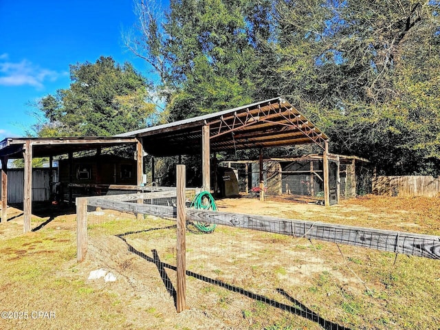 view of yard with an outdoor structure