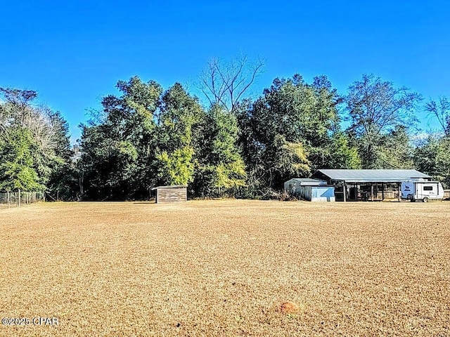 view of yard featuring an outdoor structure