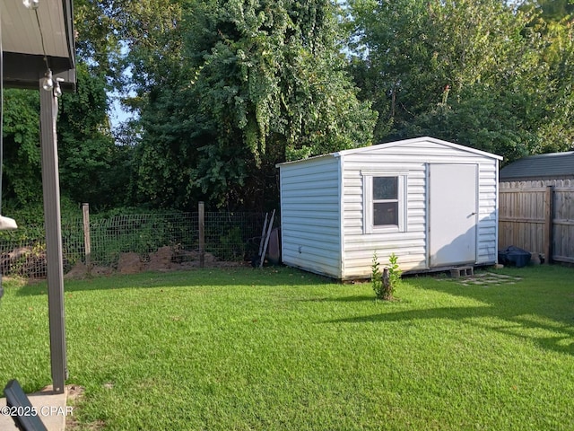 view of yard featuring a shed