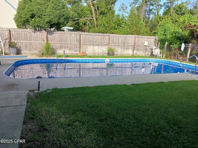 view of pool featuring a yard