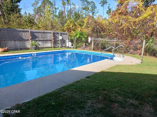 view of pool featuring a lawn