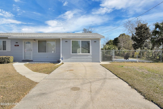 view of front of home featuring a front yard